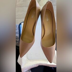 Michael Kors Nude/Tan Pumps